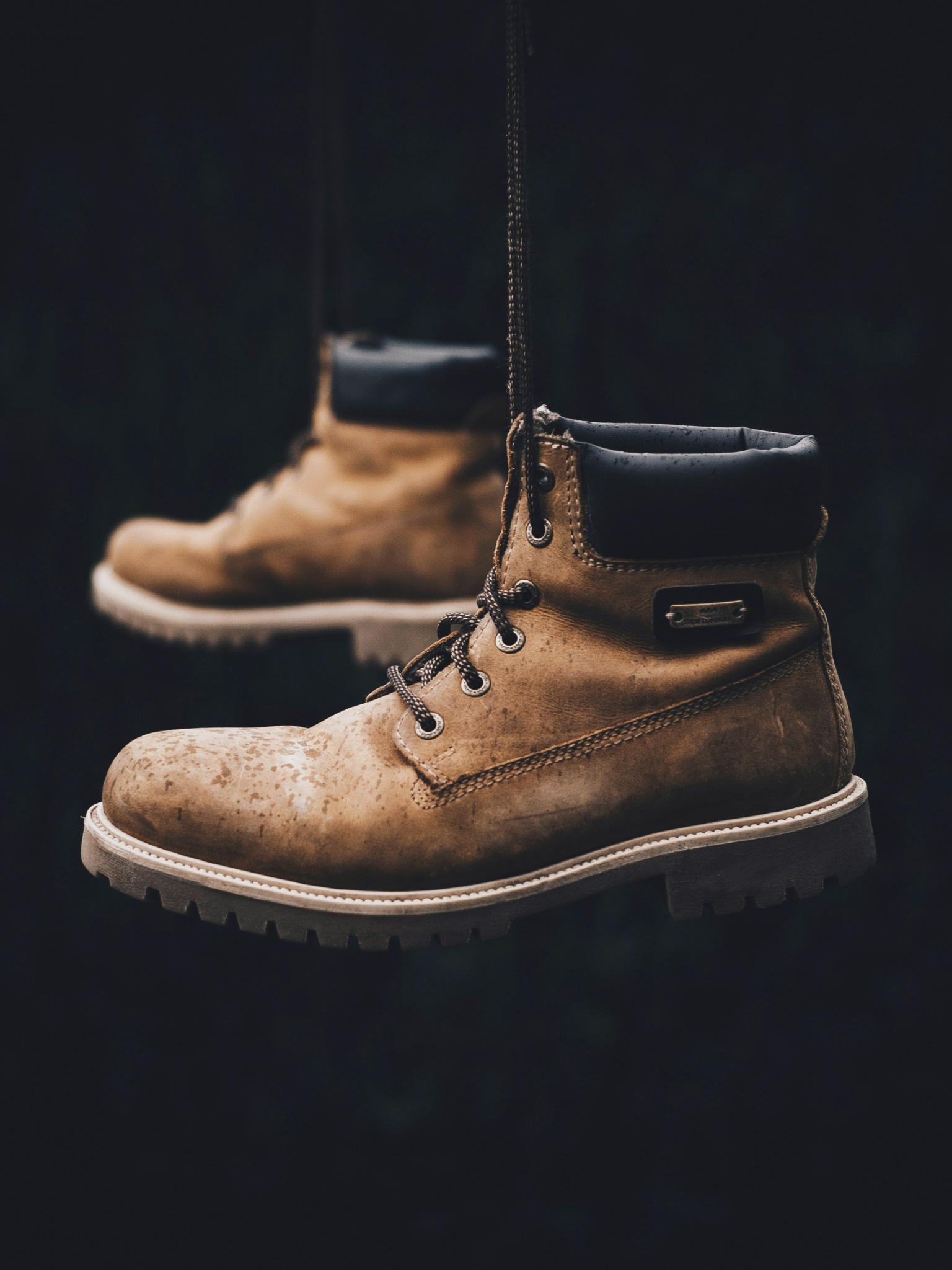Botas de segurança em composição editorial — imagem representativa do setor industrial