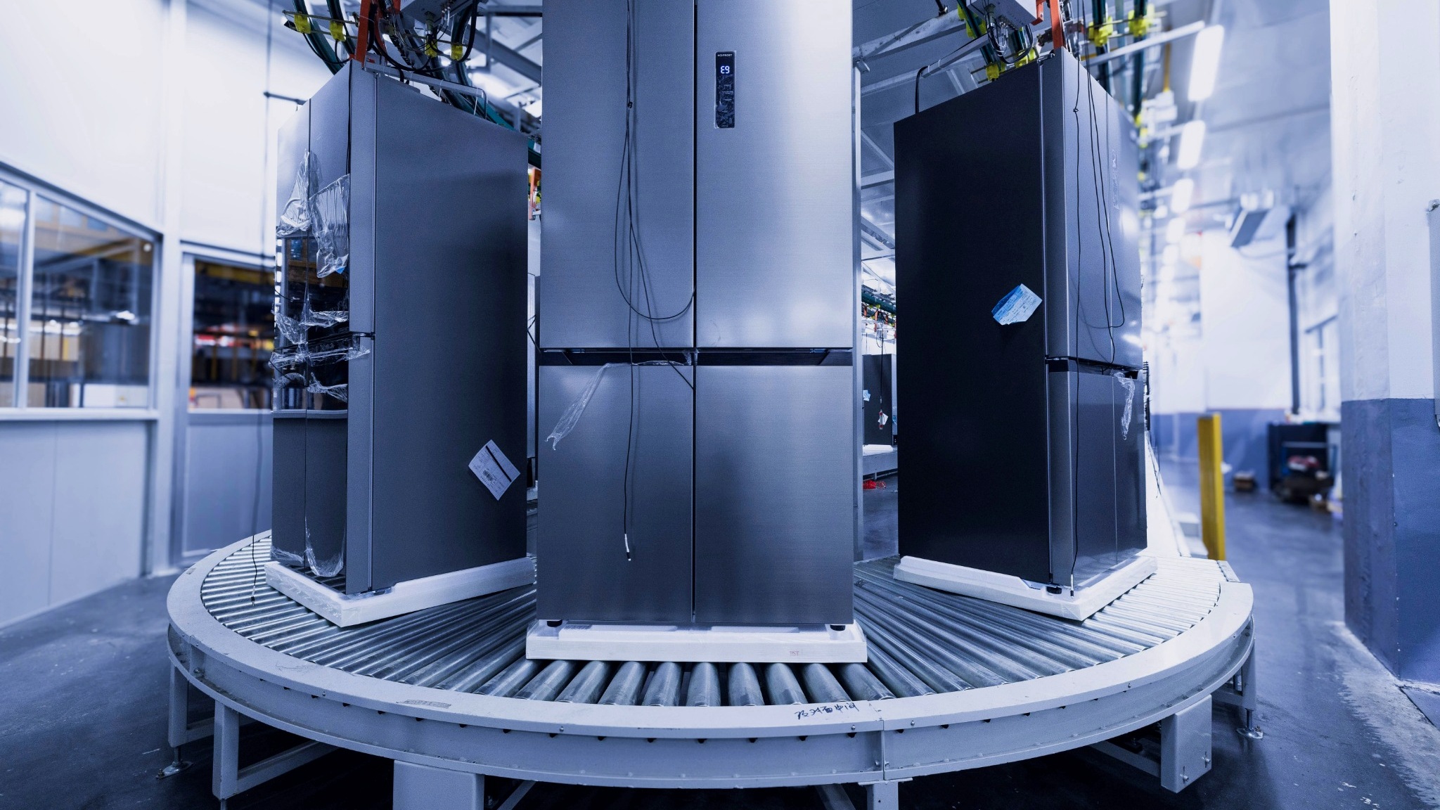 Refrigeradores em linha industrial — imagem representativa do setor