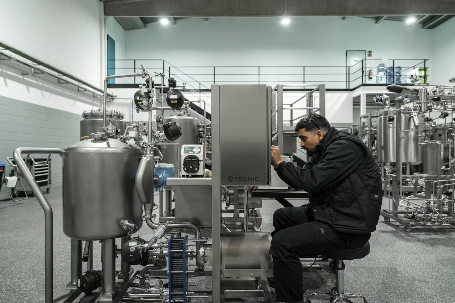 Técnico atuando diretamente em equipamento industrial